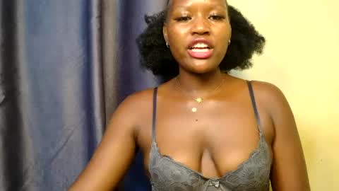 Snapshot of sexyroznnah chatting on 06.21.26 sexyroznnah online show from 06.21.26