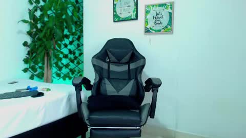 Snapshot of sexytommy_ chatting on 06.19.26 sexytommy_ online show from 06.19.26