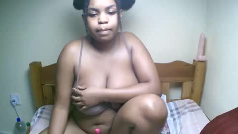 Snapshot of sexyyred_ chatting on 05.05.26 sexyyred_ online show from 05.05.26