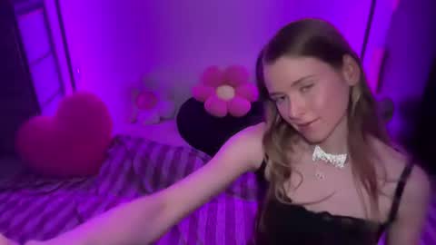 Snapshot of shadebabe chatting on 06.18.26 shadebabe online show from 06.18.26