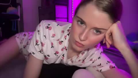 Snapshot of shadebabe chatting on 07.18.26 shadebabe online show from 07.18.26