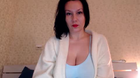 Snapshot of shakeit_good chatting on 02.04.25 Mila online show from 02.04.25