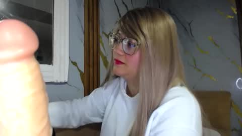 Snapshot of shantal520827 chatting on 02.12.26 shantal online show from 02.12.26