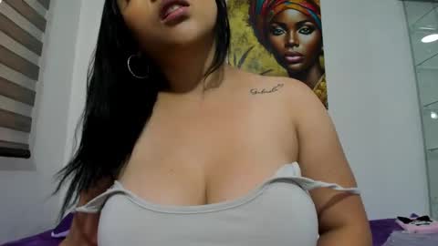 Snapshot of shantall_8 chatting on 02.27.25 karol online show from 02.27.25
