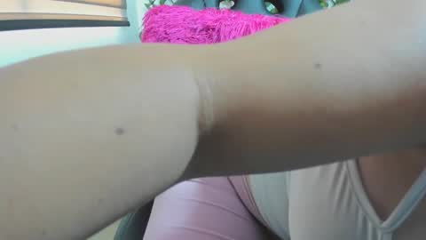 Snapshot of shantall_8 chatting on 02.25.26 karol online show from 02.25.26