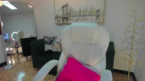 Shantall wills online show from 02.01.25