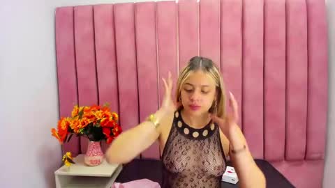 Snapshot of shanthal_fox_ chatting on 10.27.25 shanthal online show from 10.27.25