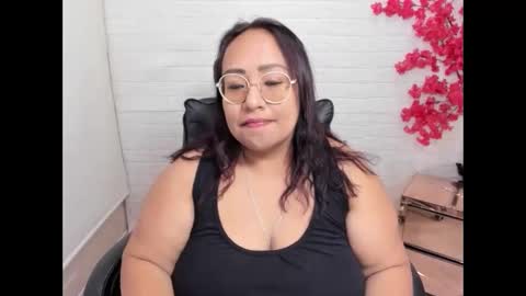 Snapshot of shara_oz chatting on 05.19.26 Shara Oz online show from 05.19.26