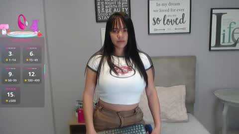 Snapshot of shara_rios chatting on 10.28.25 shara_rios online show from 10.28.25