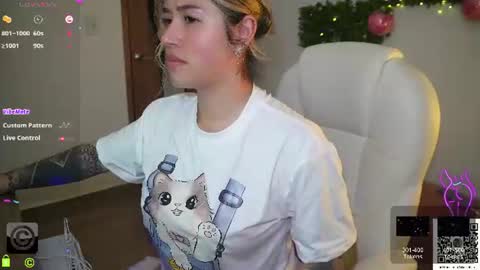 Snapshot of sharai_ chatting on 06.18.26 Lau online show from 06.18.26
