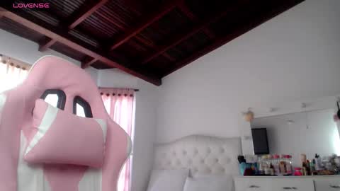 Snapshot of sharlotte_mom chatting on 12.18.25 sharlotte online show from 12.18.25