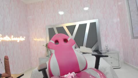 Snapshot of sharon_ass_hot chatting on 12.10.24 SHARON online show from 12.10.24