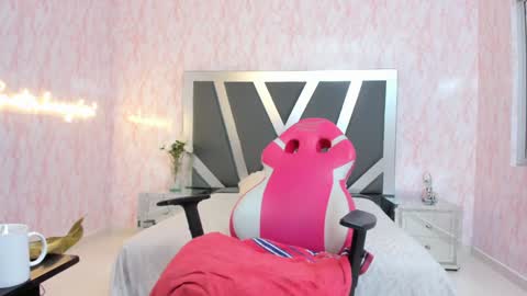 Snapshot of sharon_ass_hot chatting on 12.19.24 SHARON online show from 12.19.24