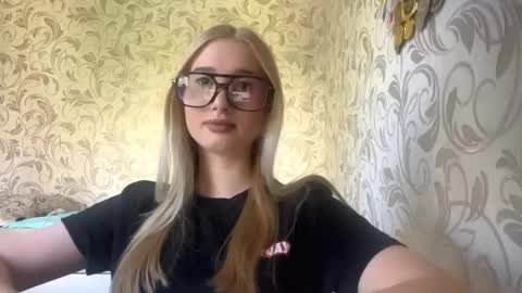 Snapshot of sharonpexton chatting on 05.18.26 Anita online show from 05.18.26