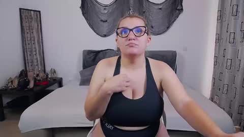 Snapshot of sharronalexa chatting on 10.21.25 sharronalexa online show from 10.21.25