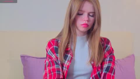 Snapshot of shelleyborom chatting on 10.27.25 Sofia online show from 10.27.25