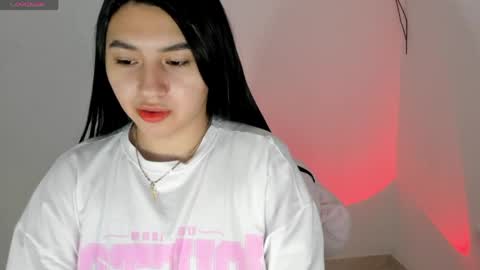 Snapshot of shelly_rohades chatting on 05.11.26 online show from 05.11.26