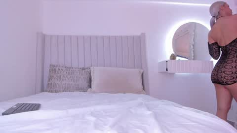 shelynna_azzul online show from 01.14.25