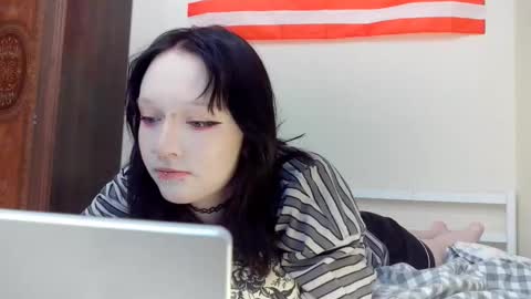 Snapshot of shirleyboulet chatting on 01.18.26 Luna online show from 01.18.26