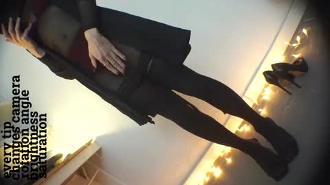 Snapshot of shoes_europe chatting on 12.16.24 Vara online show from 12.16.24