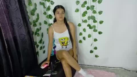 Snapshot of shy_brunnette chatting on 06.05.26 Canela online show from 06.05.26