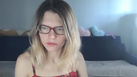 Snapshot of shy_moony chatting on 10.20.25 just Alex online show from 10.20.25