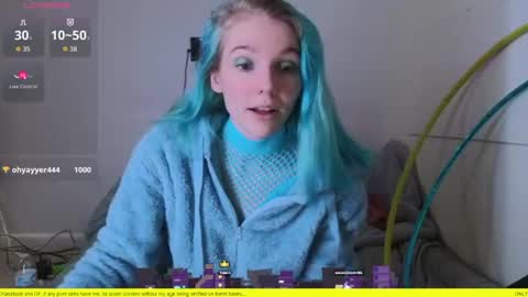 Snapshot of shyohiogirl chatting on 06.12.26 Hippie online show from 06.12.26