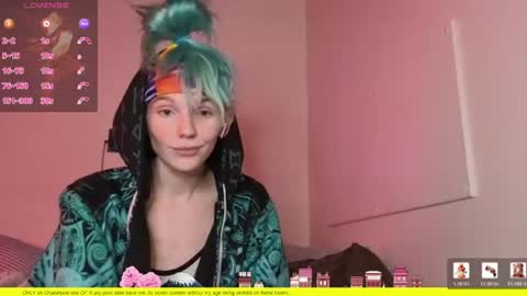 Snapshot of shyohiogirl chatting on 07.18.26 Hippie online show from 07.18.26