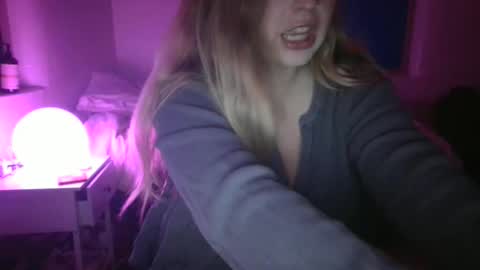Snapshot of shyspacegirlie chatting on 10.22.25 shyspacegirlie online show from 10.22.25