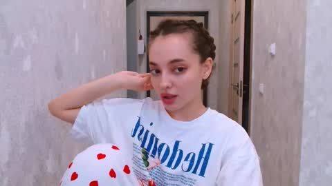 Snapshot of siennamia chatting on 05.14.26 Sienna Mia online show from 05.14.26