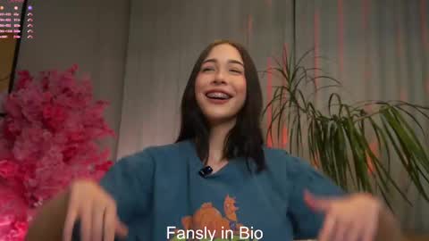 Snapshot of signehinz chatting on 10.14.25 Eva online show from 10.14.25