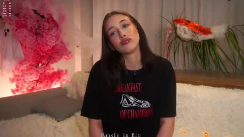 Snapshot of signehinz chatting on 10.31.25 Eva online show from 10.31.25