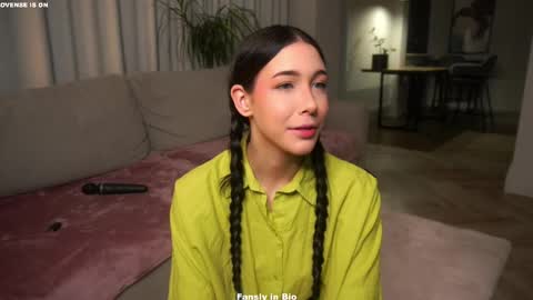 Snapshot of signehinz chatting on 11.20.25 Eva online show from 11.20.25