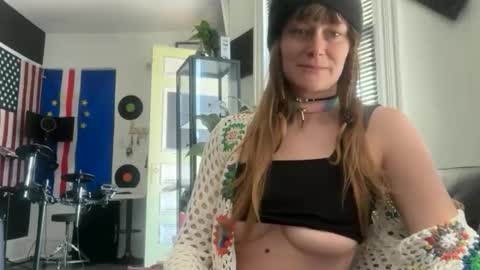 Snapshot of silkwilde chatting on 04.28.26 silkwilde online show from 04.28.26