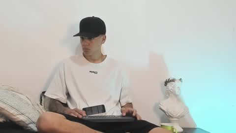 Simon Independent Model online show from 02.25.25