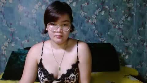 Snapshot of simply_niki chatting on 10.19.25 zia online show from 10.19.25