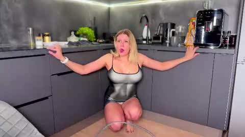 Snapshot of simply_sasha chatting on 06.15.26 A present for me online show from 06.15.26