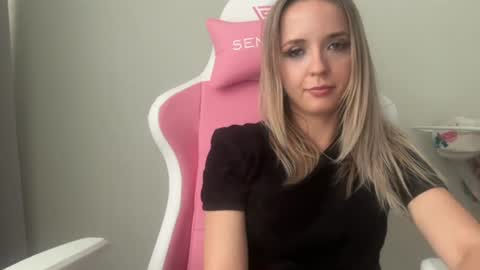 Snapshot of sisi_bunny chatting on 06.11.26 Sisi Bunny online show from 06.11.26