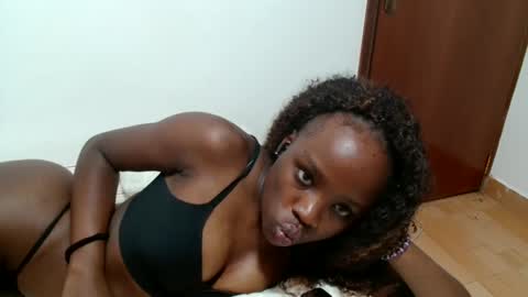 Snapshot of sismile chatting on 04.11.26 shannie online show from 04.11.26