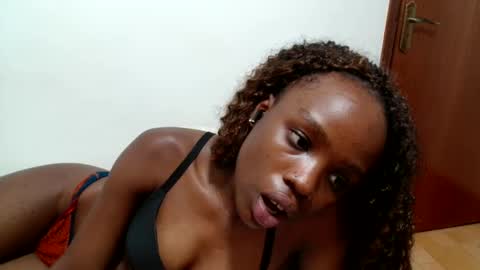 Snapshot of sismile chatting on 04.12.26 shannie online show from 04.12.26