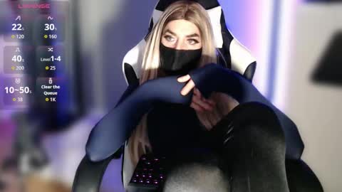 Snapshot of sissy_next_door chatting on 10.04.25 Sissy next door online show from 10.04.25