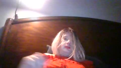 Snapshot of sissyandi38 chatting on 04.27.26 wants to suck cock online show from 04.27.26