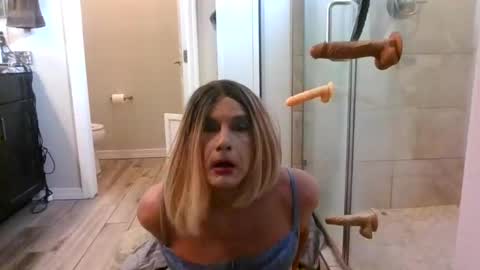 Snapshot of sissyandi38 chatting on 05.18.26 wants to suck cock online show from 05.18.26