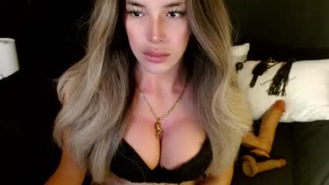 Snapshot of sizzling_cassie130 chatting on 06.25.26 Cassie online show from 06.25.26