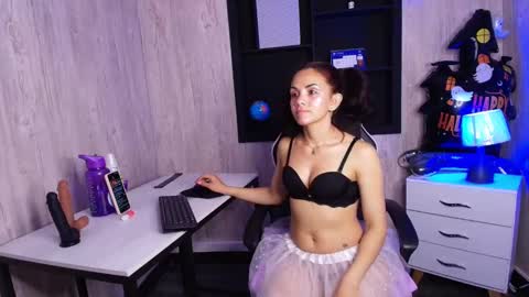 Snapshot of skarlettary chatting on 10.19.25 SKARLETT online show from 10.19.25