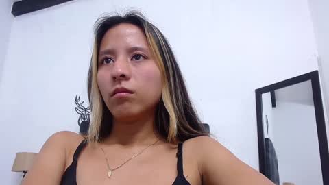 skinny_hottie18 online show from 12.10.24
