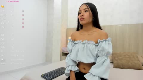 Snapshot of skinny_kilye chatting on 12.19.25 Kiley online show from 12.19.25