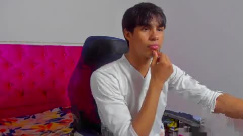 Snapshot of skinny_sam23 chatting on 05.10.26 sam online show from 05.10.26