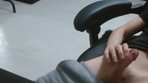 Snapshot of skinnybody2 chatting on 12.31.24 Ty online show from 12.31.24