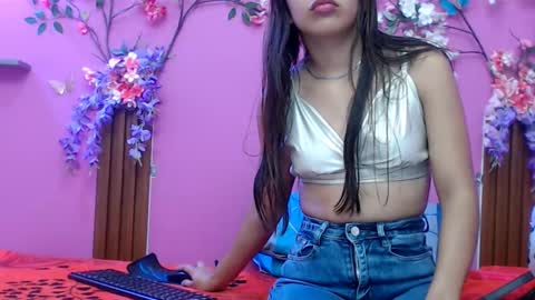 Snapshot of skinnysofia18 chatting on 09.18.25 sofia online show from 09.18.25